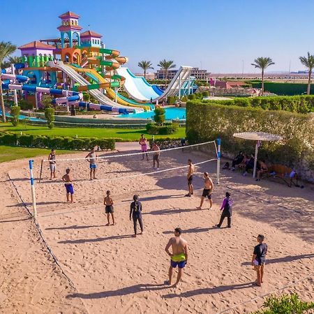 Charmillion Club Aquapark Hotel Sharm el-Sheikh Luaran gambar Tourists playing beach volleyball in Egypt